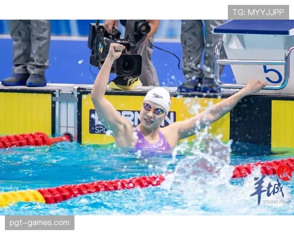 克莱尔·柯赞仰泳突破纪录，展现非凡实力