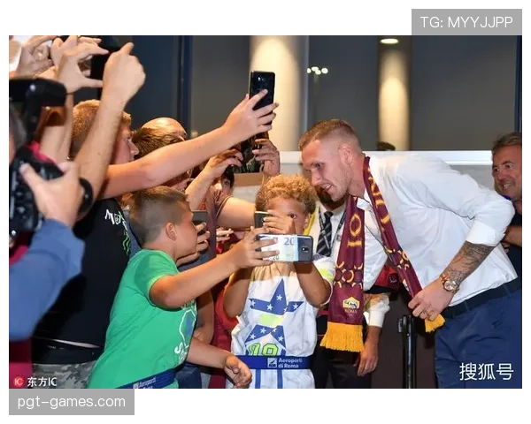 法兰克福主场球迷热情爆棚，助球队气势如虹