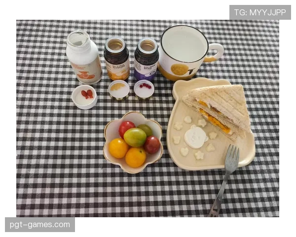 刚刷到梅根·拉皮诺家里的早餐照，桌上那套金边杯子看着能付我半年房租