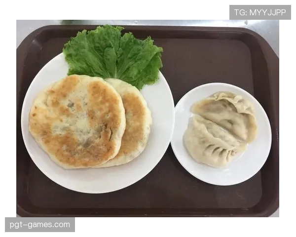 李娜今早晒的早餐摆设，盘子比我家整套餐桌还贵，直接破防了